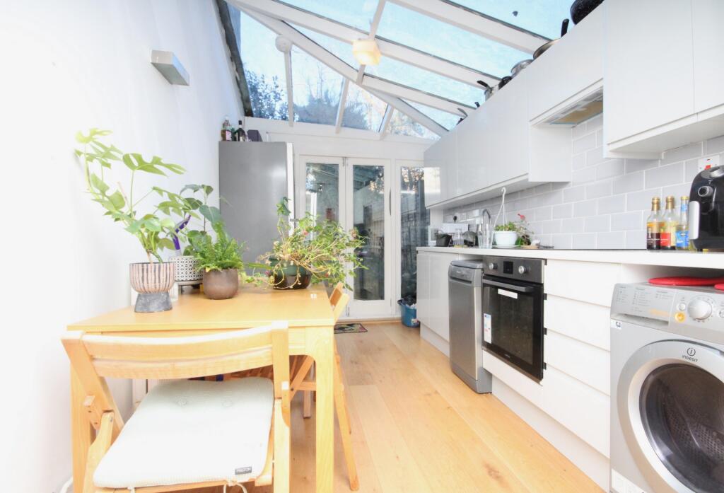 3 bed 1st Floor Flat for rent in Islington. From Rochester Place Camden