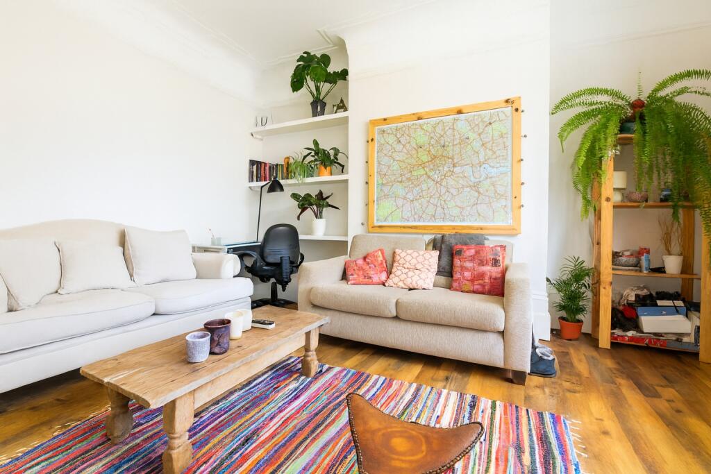 2 bed 1st Floor Flat for rent in Stoke Newington. From Rochester Place Camden