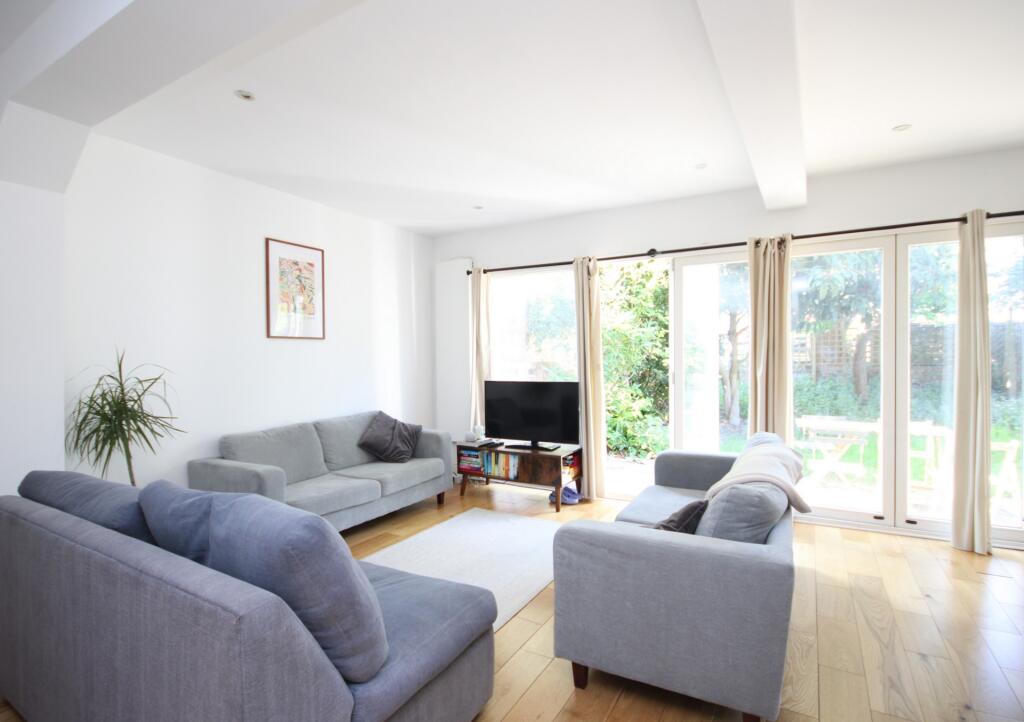 3 bed 1st Floor Flat for rent in Islington. From Rochester Place Camden
