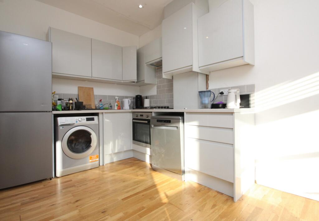 3 bed 1st Floor Flat for rent in Islington. From Rochester Place Camden