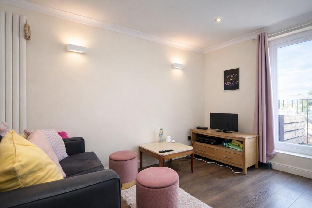 2 bed 1st Floor Flat for rent in Camden Town. From Rochester Place Camden