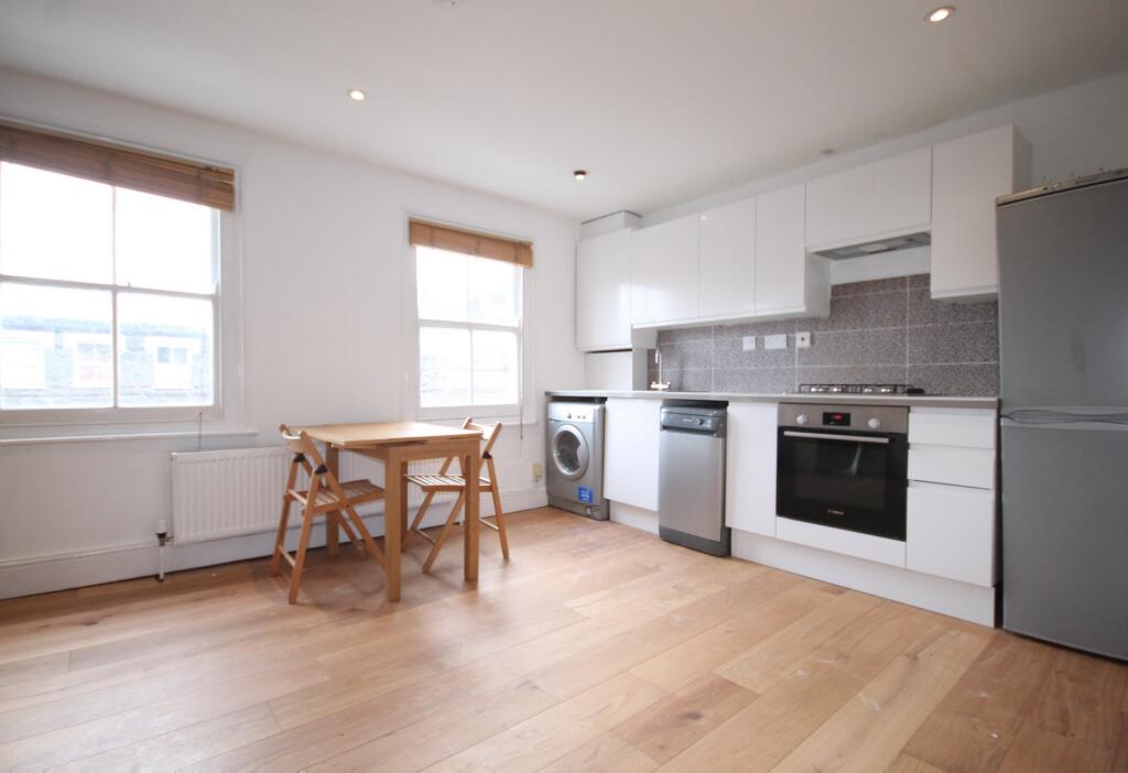 3 bed 1st Floor Flat for rent in Stoke Newington. From Rochester Place Camden