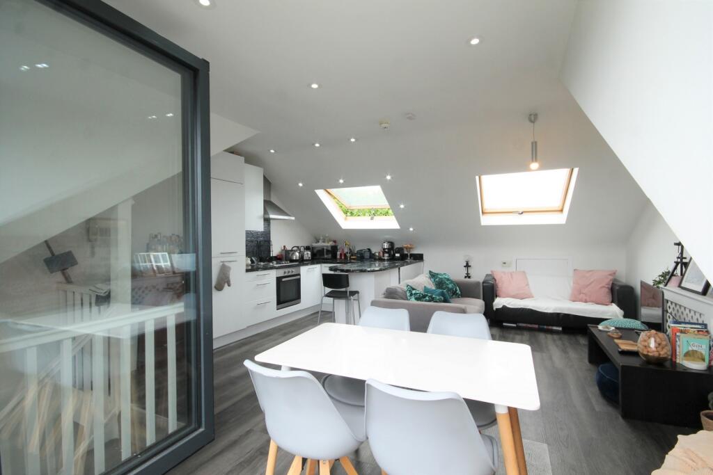 3 bed 1st Floor Flat for rent in Hornsey. From Rochester Place Camden