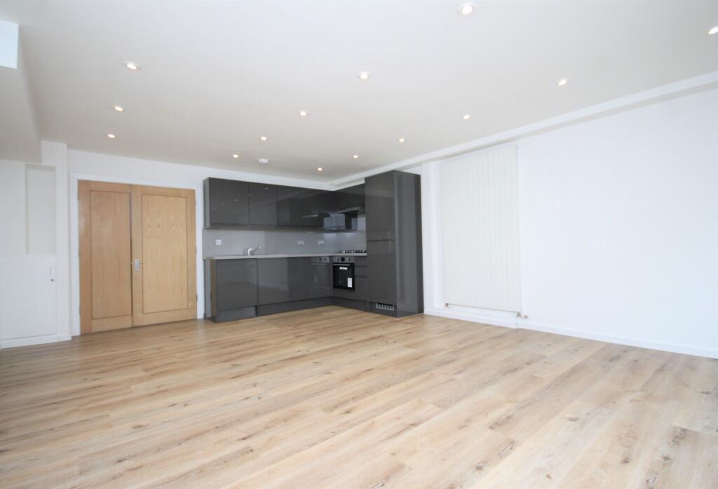 3 bed Annexe for rent in Camden Town. From Rochester Place Camden