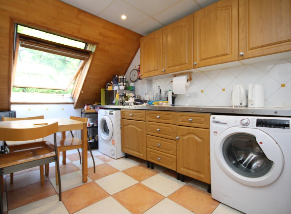 4 bed 1st Floor Flat for rent in Camden Town. From Rochester Place Camden