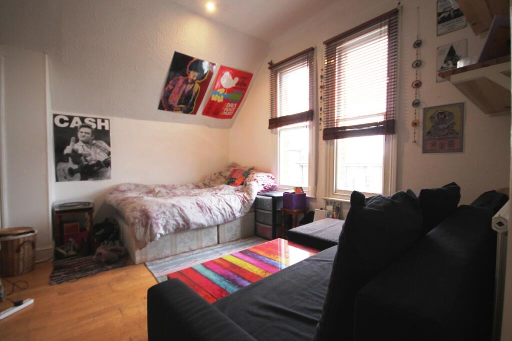 3 bed 1st Floor Flat for rent in Camden Town. From Rochester Place Camden