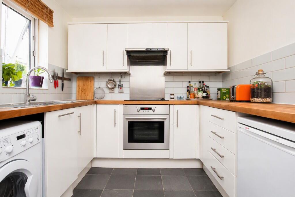 1 bed 1st Floor Flat for rent in Camden Town. From Rochester Place Camden