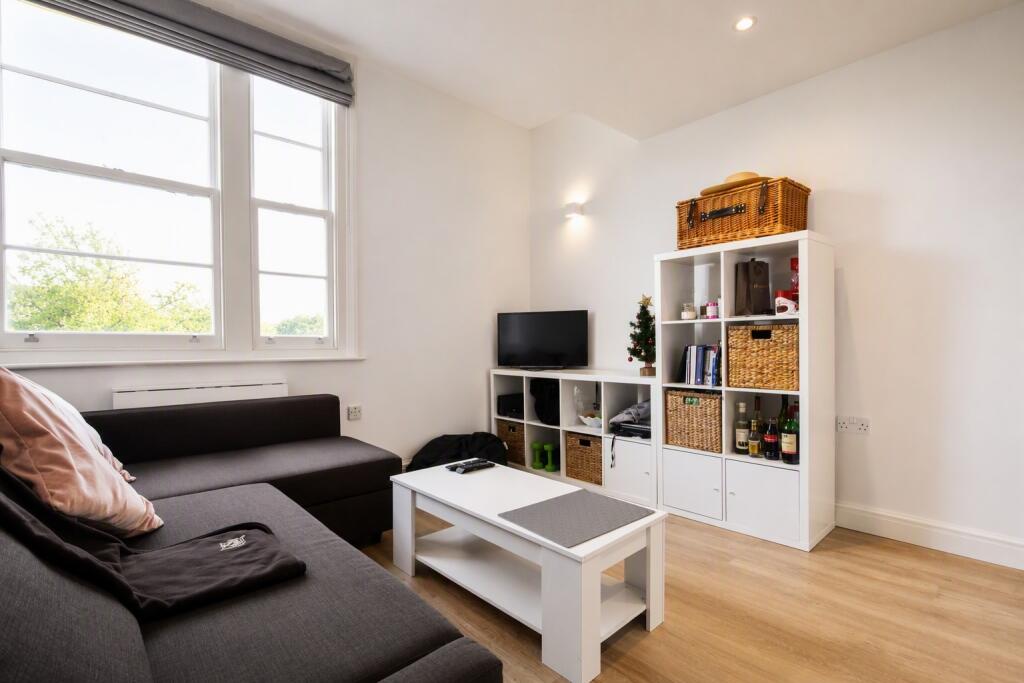 2 bed 1st Floor Flat for rent in Islington. From Rochester Place Camden