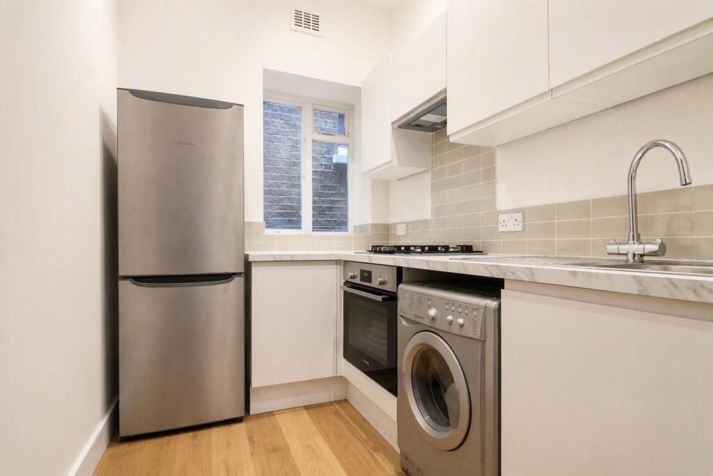 3 bed 1st Floor Flat for rent in Islington. From Rochester Place Camden