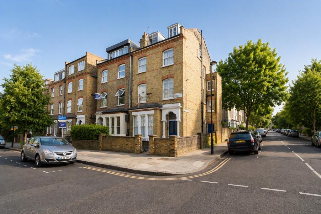 2 bed 1st Floor Flat for rent in Stoke Newington. From Rochester Place Camden