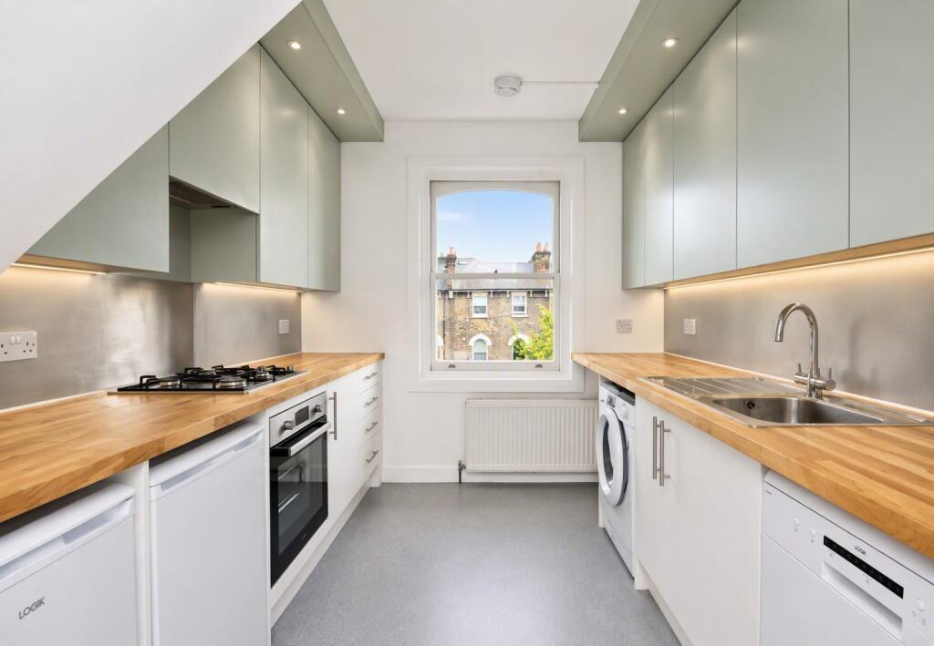 3 bed 1st Floor Flat for rent in Camden Town. From Rochester Place Camden