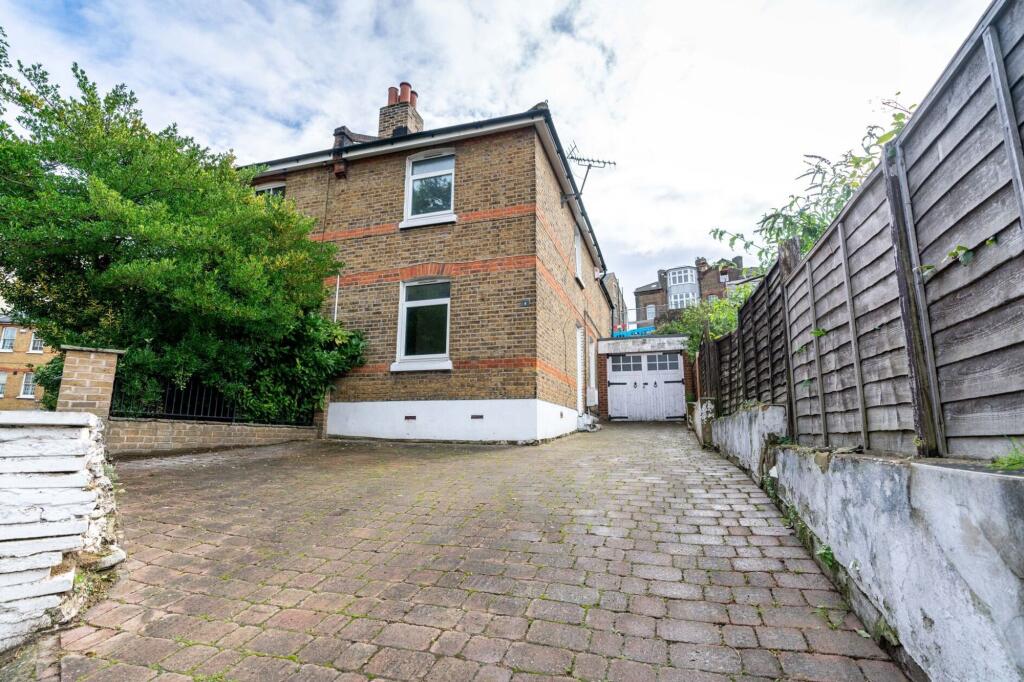 3 bed Semi Detached for rent in Rochester. From Rochester Lettings - Rochester