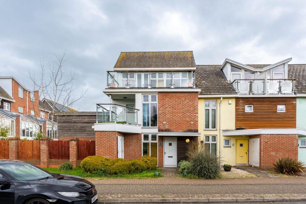 4 bed Mid Terraced House for rent in Chatham. From Rochester Lettings - Rochester 4 bed Mid Terraced House for rent in Chatham. From Rochester Lettings - Rochester