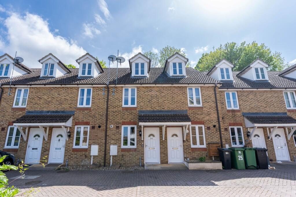 3 bed Mid Terraced House for rent in Maidstone. From Rochester Lettings - Rochester