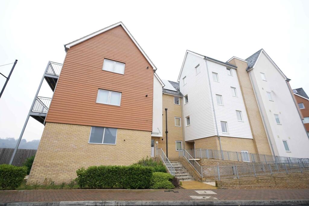 2 bed Apartment for rent in Chatham. From Rochester Lettings - Rochester