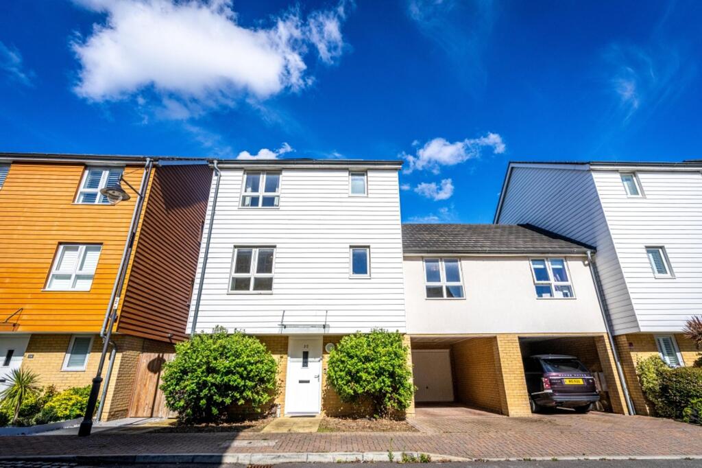 5 bed Detached for rent in Chatham. From Rochester Lettings - Rochester