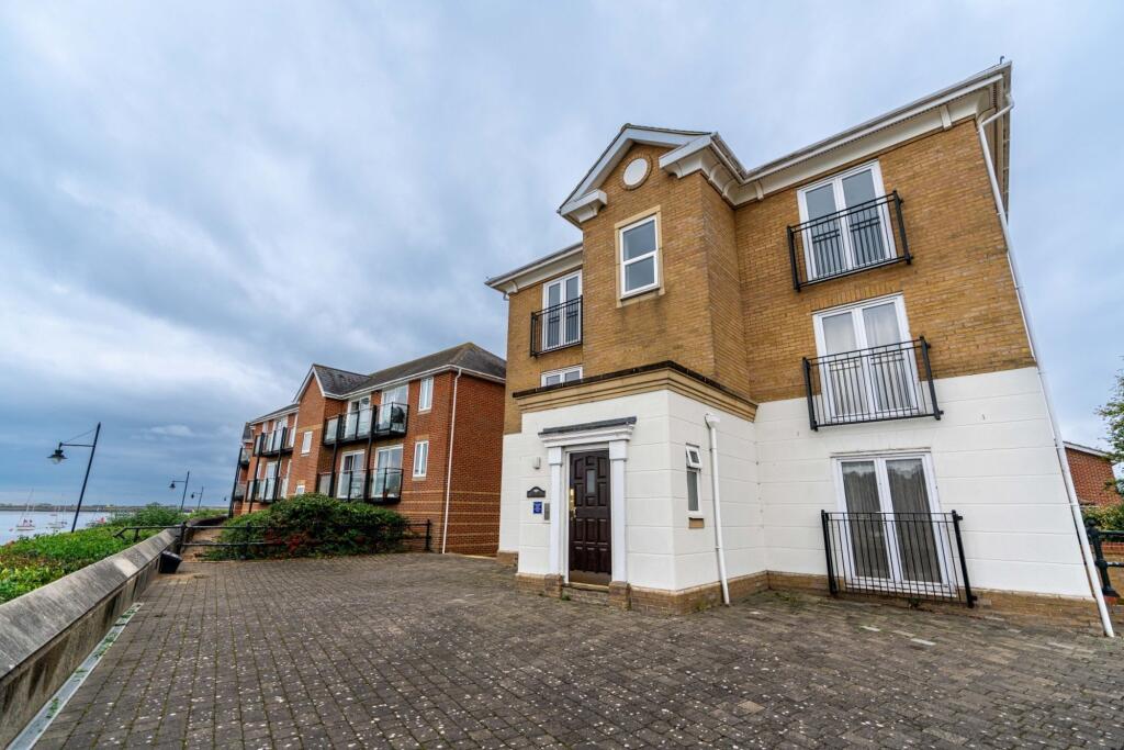3 bed 1st Floor Flat for rent in Chatham. From Rochester Lettings - Rochester