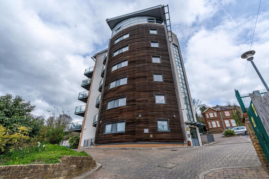 2 bed Duplex for rent in Chatham. From Rochester Lettings - Rochester 2 bed Duplex for rent in Chatham. From Rochester Lettings - Rochester