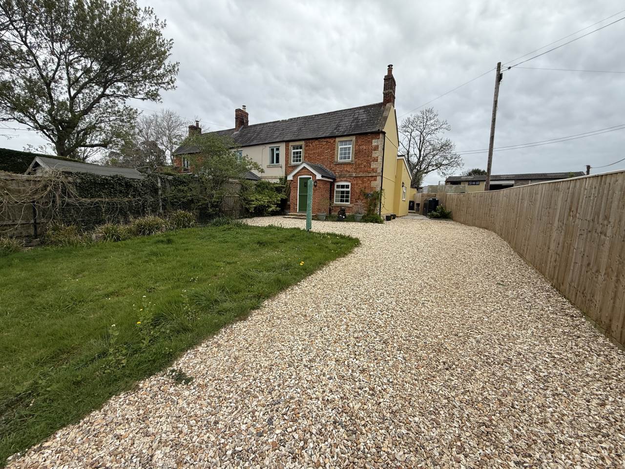 2 bed Semi Detached for rent in Melksham. From lettings-r-us - Frome