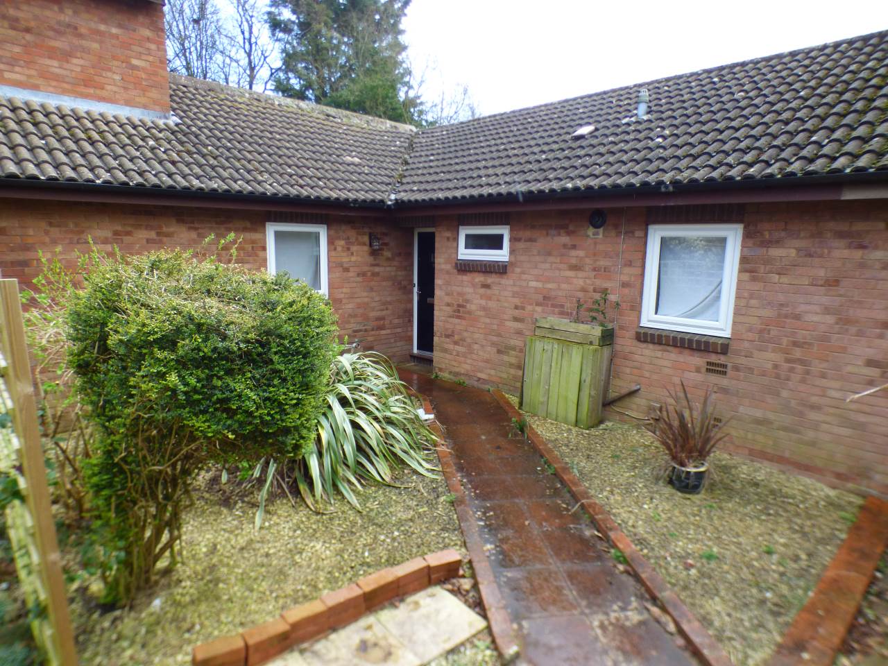 2 bed Terraced bungalow for rent in Frome. From lettings-r-us - Frome