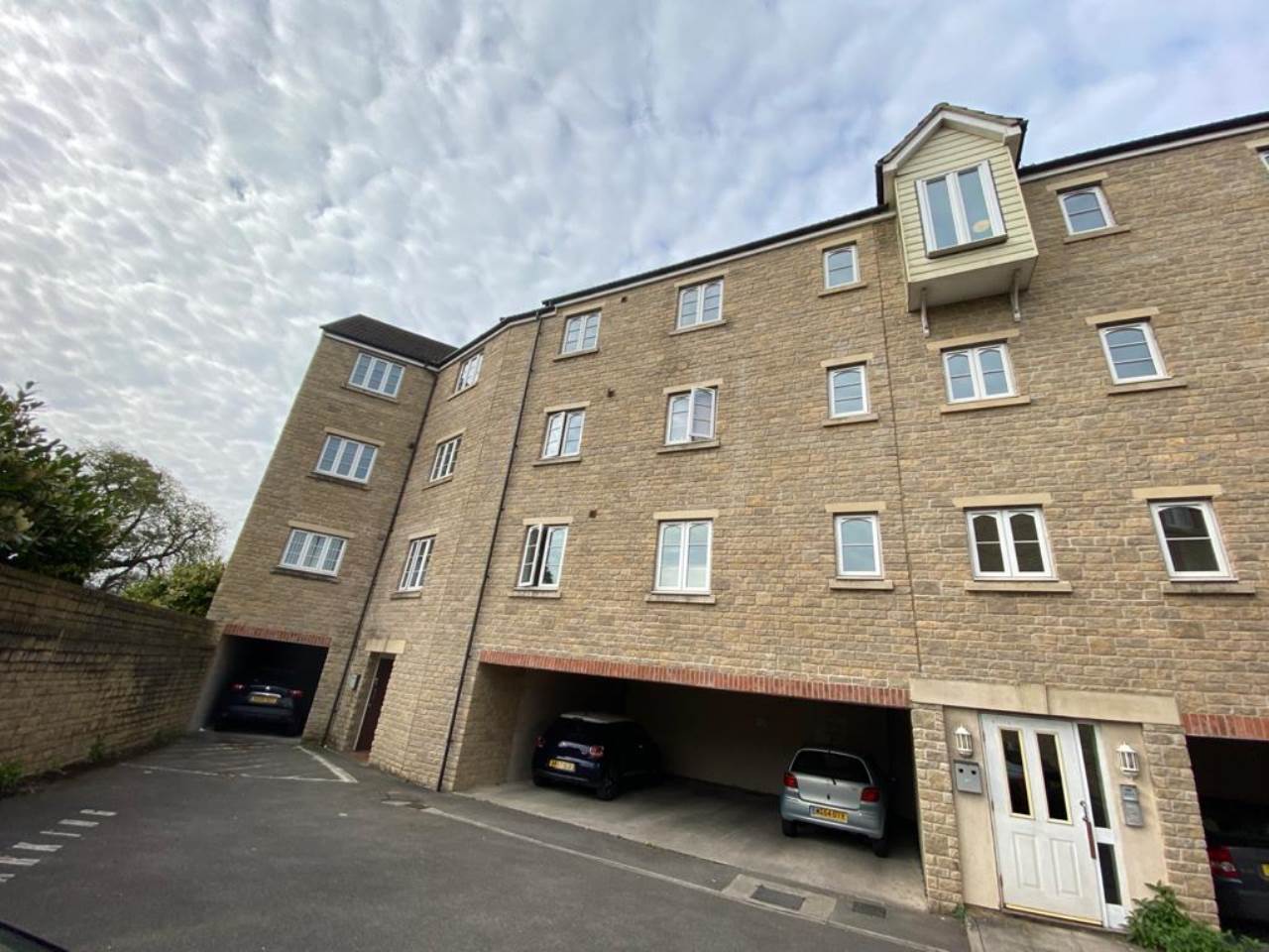 2 bed 1st Floor Flat for rent in Frome. From lettings-r-us - Frome