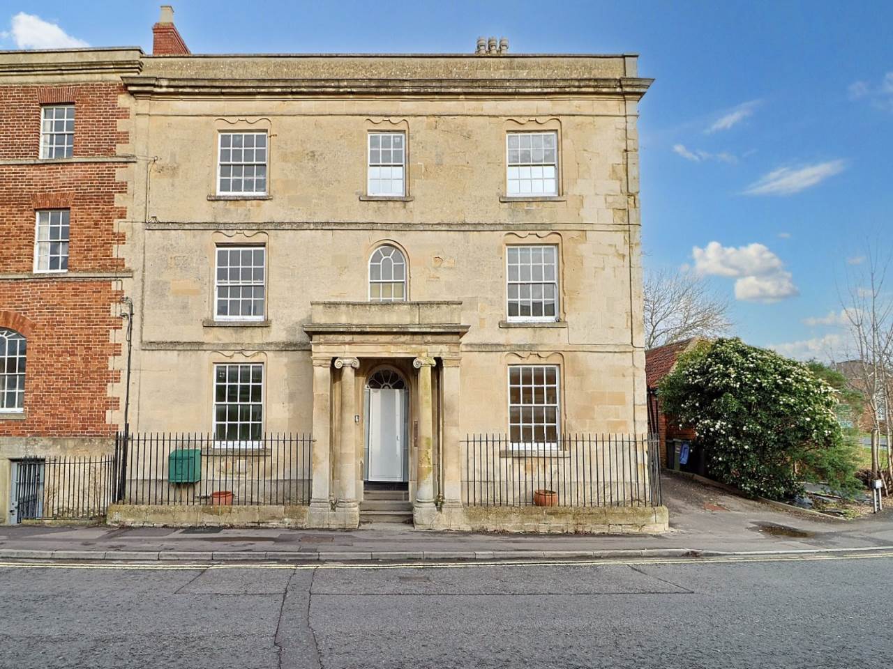 1 bed 1st Floor Flat for rent in Trowbridge. From lettings-r-us - Frome