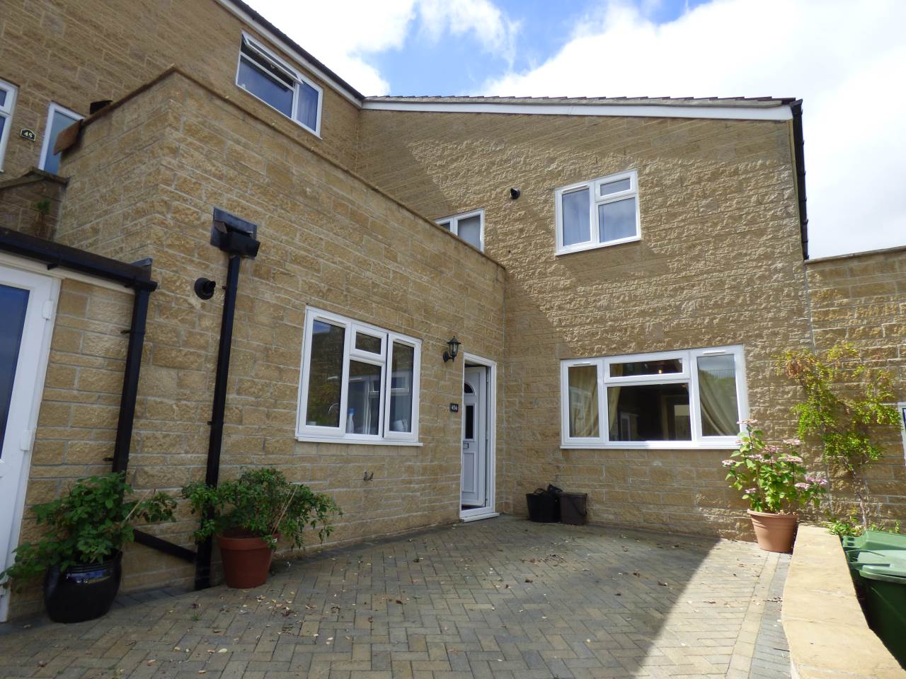 1 bed 1st Floor Flat for rent in Frome. From lettings-r-us - Frome