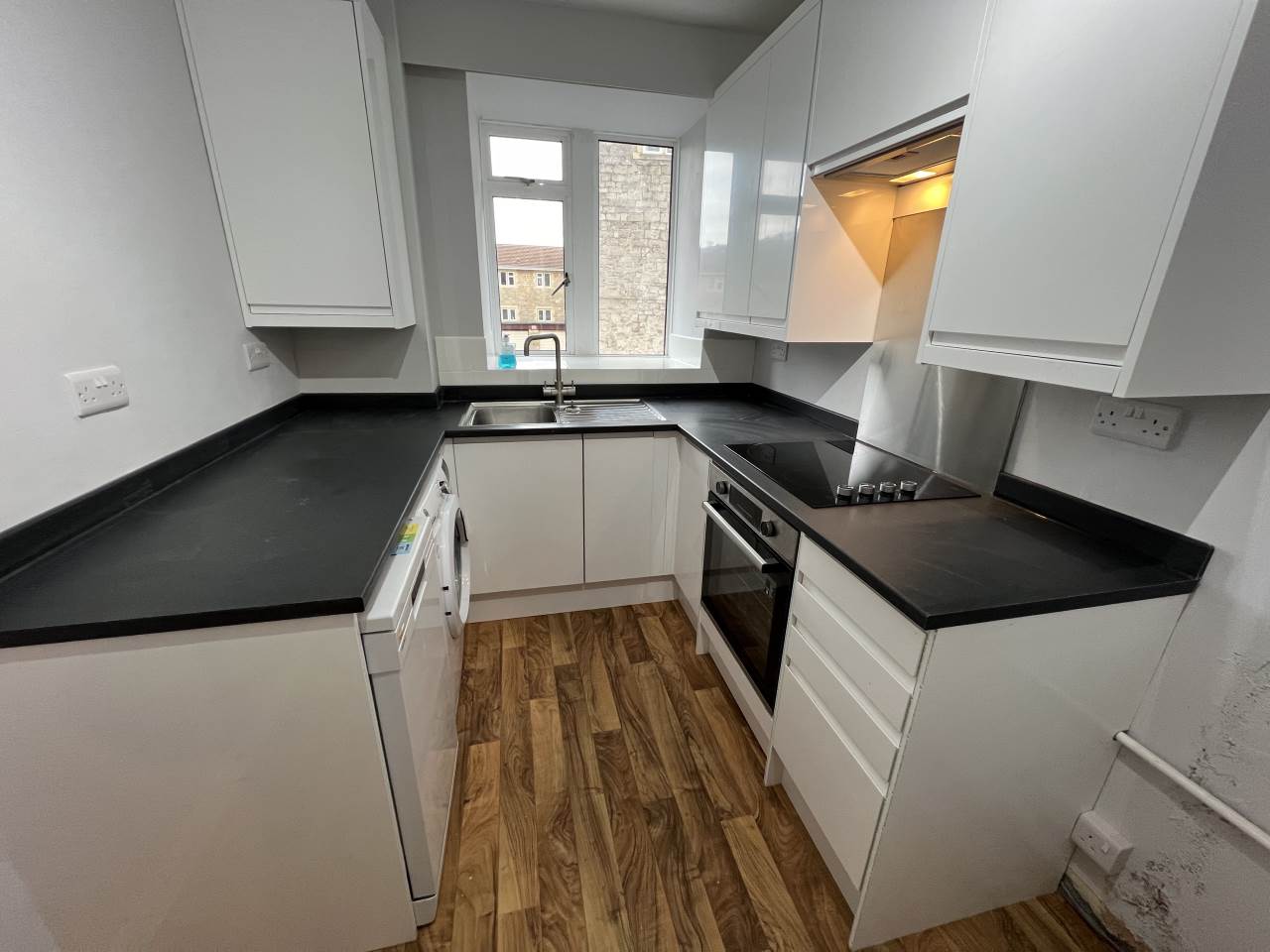 2 bed 1st Floor Flat for rent in Bath. From lettings-r-us - Frome