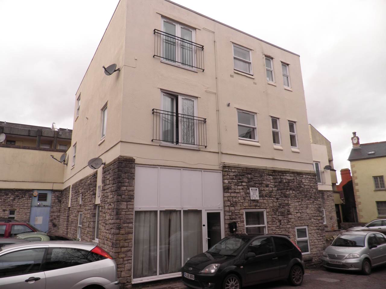 1 bed 1st Floor Flat for rent in Shepton Mallet. From lettings-r-us - Frome