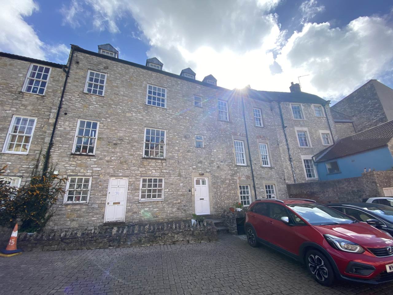 2 bed 1st Floor Flat for rent in Shepton Mallet. From lettings-r-us - Frome