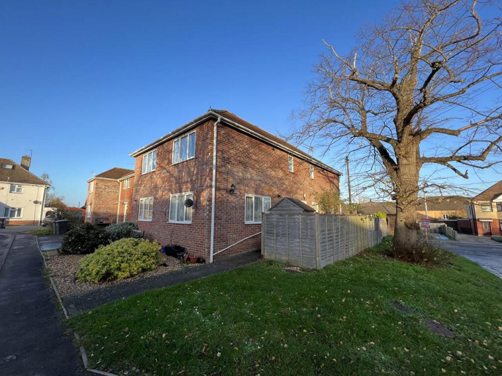 2 bed 1st Floor Flat for rent in Trowbridge. From lettings-r-us - Frome