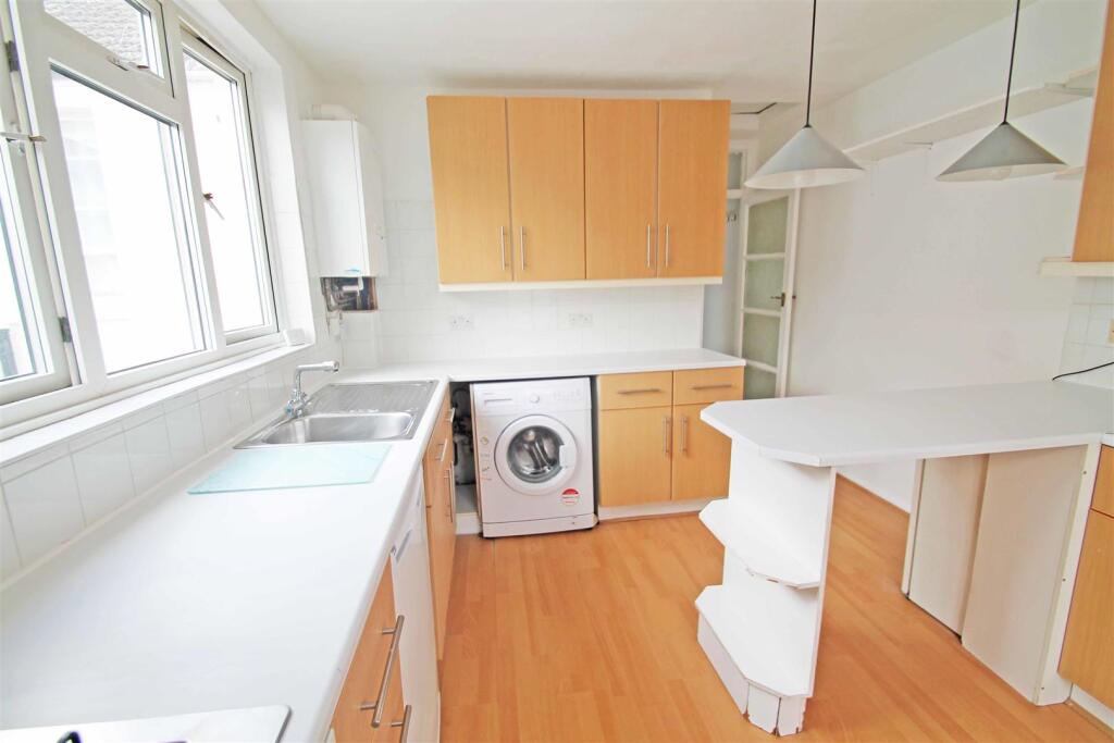2 bed 1st Floor Flat for rent in Brighton and Hove. From Goldin Lemcke - Hove