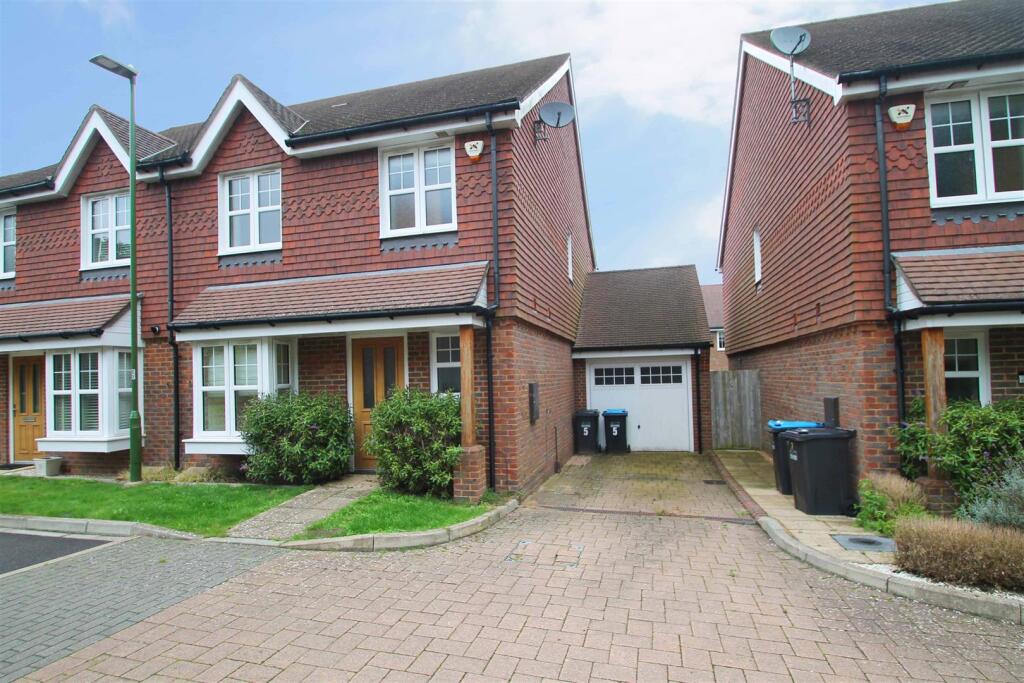 3 bed Detached for rent in Pease Pottage. From Goldin Lemcke - Hove 3 bed Detached for rent in Pease Pottage. From Goldin Lemcke - Hove