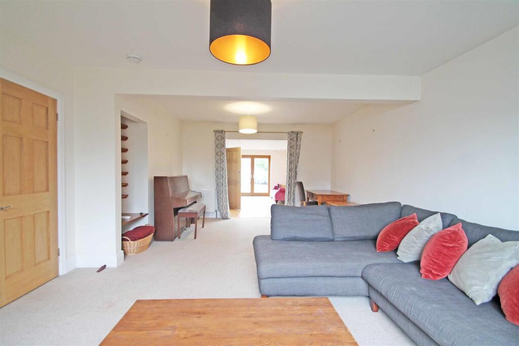 4 bed Semi Detached for rent in Portslade-by-Sea. From Goldin Lemcke - Hove 4 bed Semi Detached for rent in Portslade-by-Sea. From Goldin Lemcke - Hove