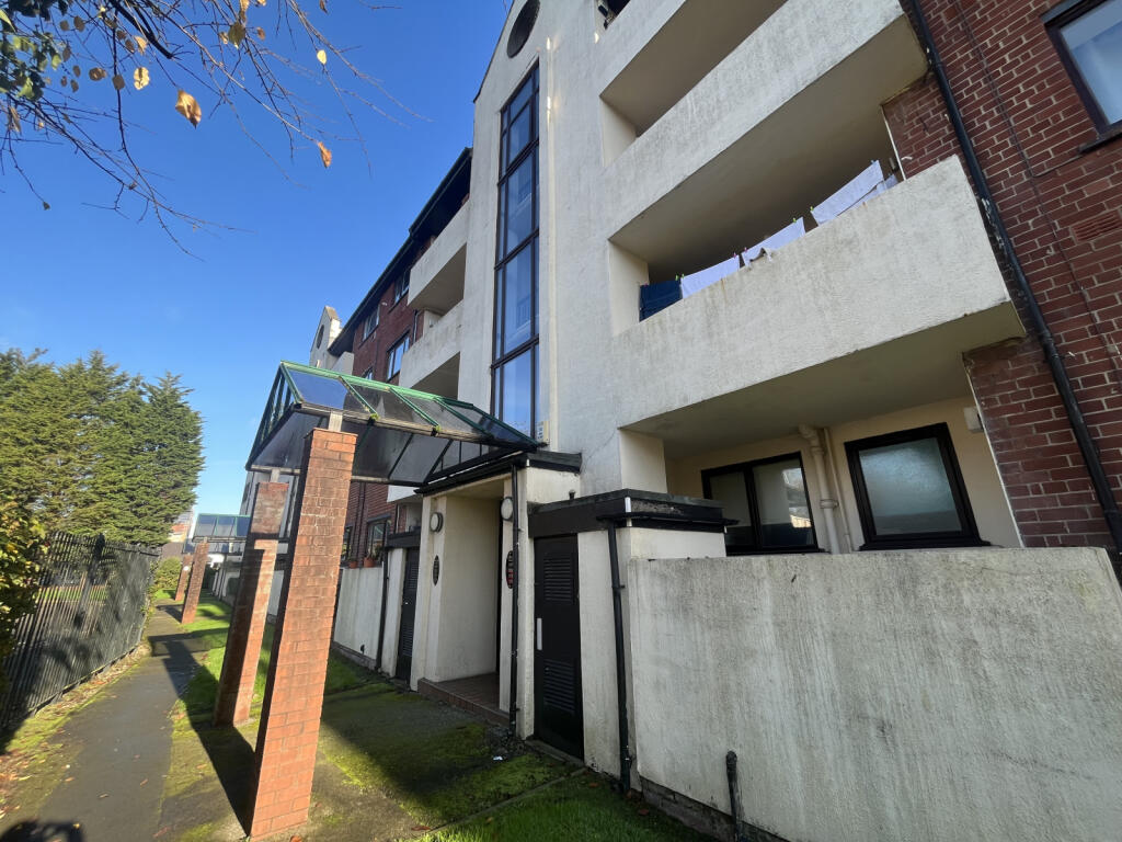 3 bed Apartment for rent in Salford. From C & R Properties Ltd - Salford Manchester 3 bed Apartment for rent in Salford. From C & R Properties Ltd - Salford Manchester