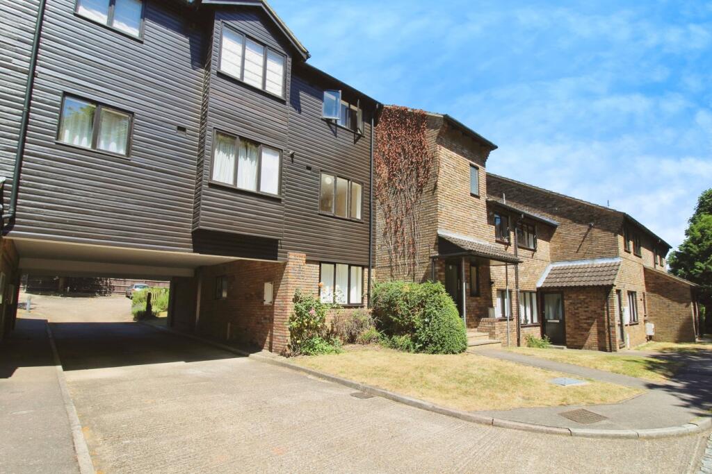 2 bed 1st Floor Flat for rent in Hatfield. From Country Properties - Hatfield