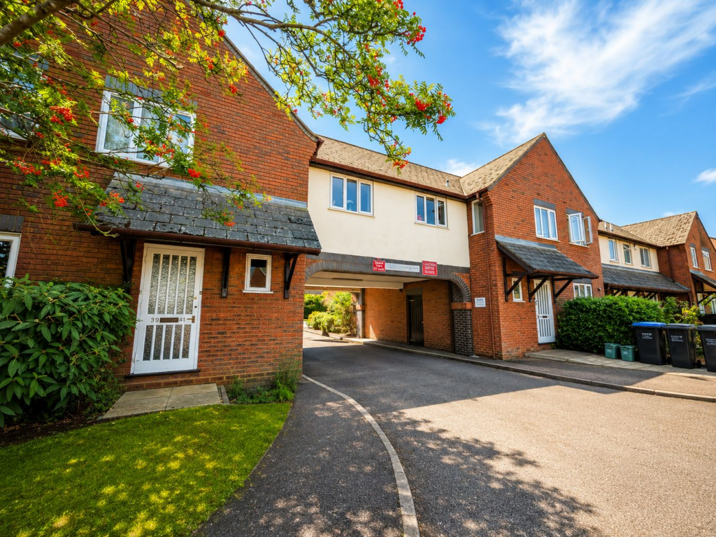 2 bed 1st Floor Flat for rent in Hatfield. From Country Properties - Hatfield