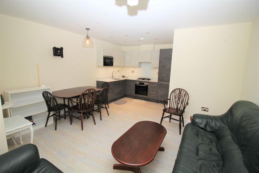 2 bed Apartment for rent in Hatfield. From Country Properties - Hatfield