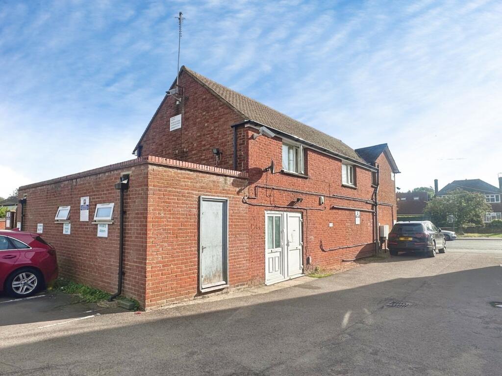 4 bed House (unspecified) for rent in Barton-le-Clay. From Country Properties - Shefford