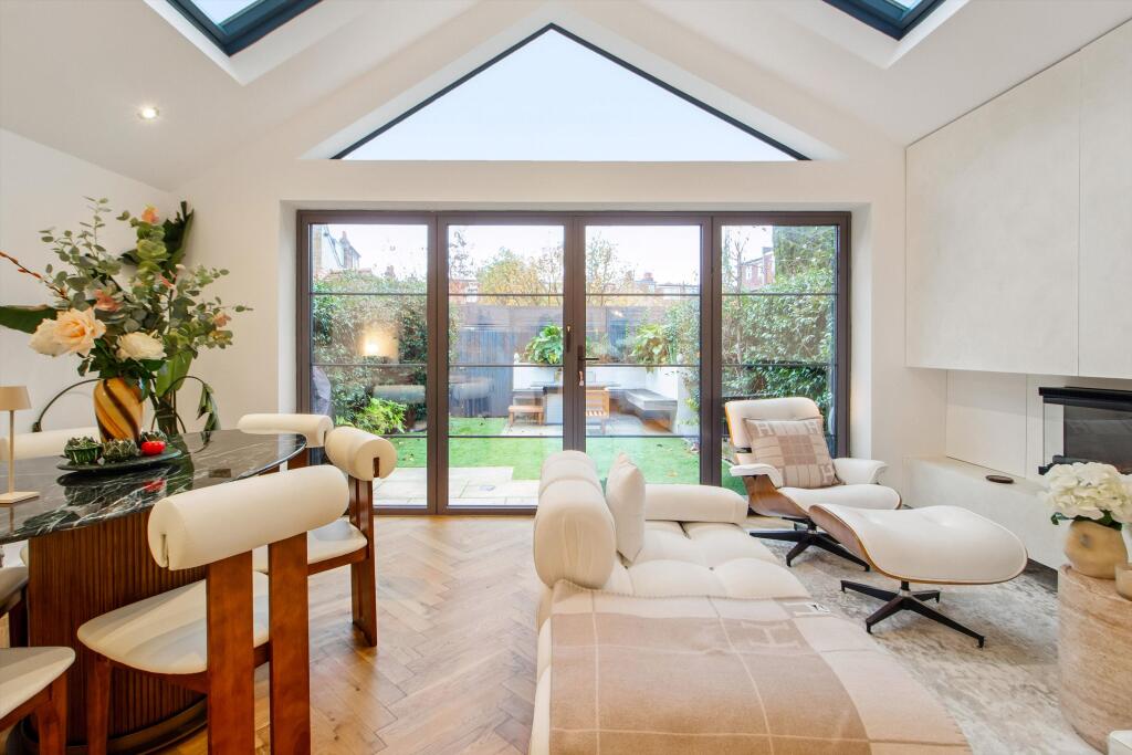 4 bed Mid Terraced House for rent in London. From Knight Frank = Richmond