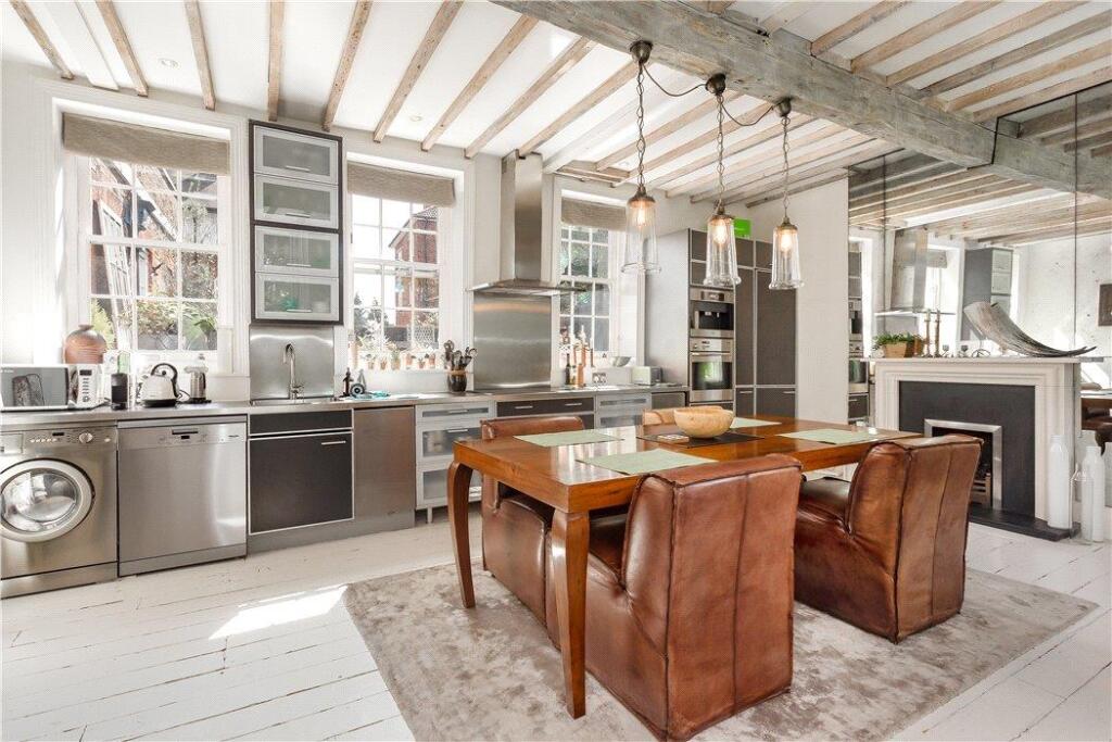 2 bed 1st Floor Flat for rent in London. From Knight Frank = Richmond