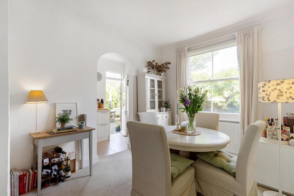 2 bed 1st Floor Flat for rent in London. From Knight Frank = Richmond
