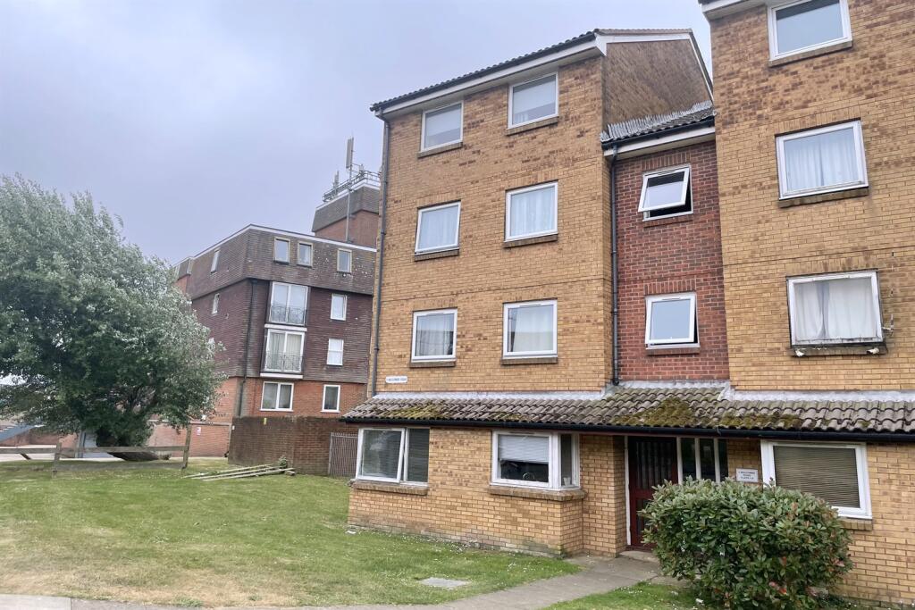4 bed Apartment for rent in Peacehaven. From Premier Lets & Sales - Sussex Coast 4 bed Apartment for rent in Peacehaven. From Premier Lets & Sales - Sussex Coast