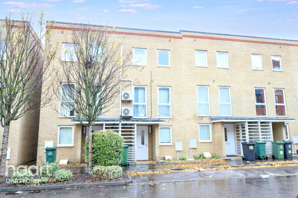 4 bed Town House for rent in Crayford. From haart - Dartford