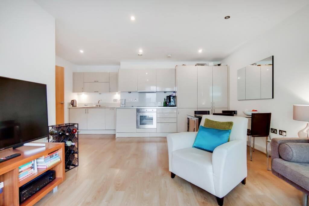 2 bed 1st Floor Flat for rent in Bow. From JLL - Canary Wharf