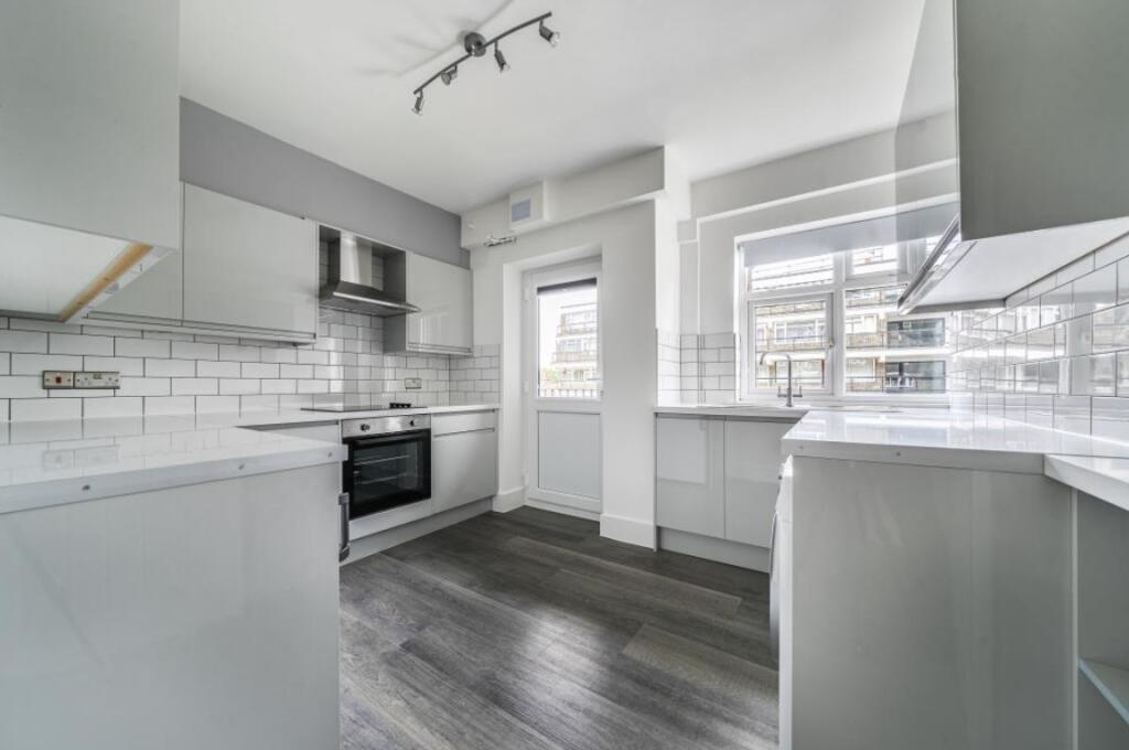 3 bed 1st Floor Flat for rent in Richmond. From JLL - Kew Bridge