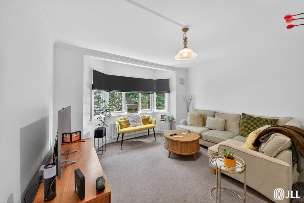 2 bed 1st Floor Flat for rent in Richmond. From JLL - Kew Bridge