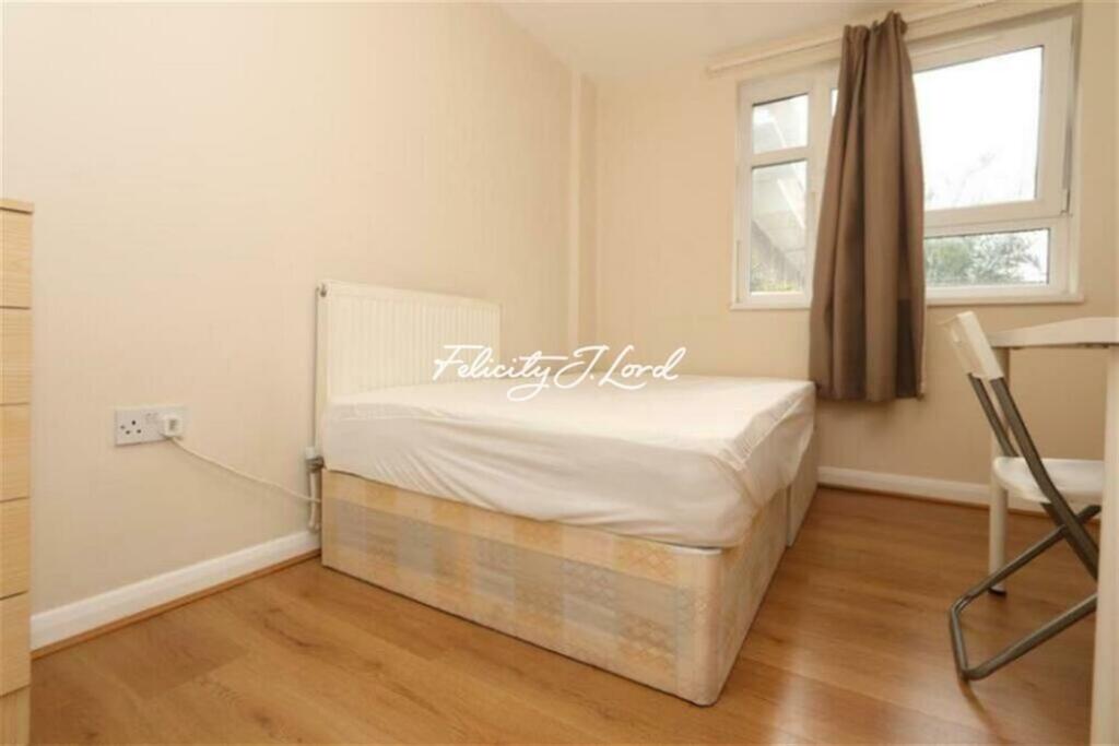 1 bed Student Flat for rent in Stepney. From Felicity J Lord Wapping