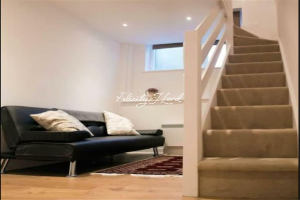 4 bed 1st Floor Flat for rent in Stepney. From Felicity J Lord Wapping
