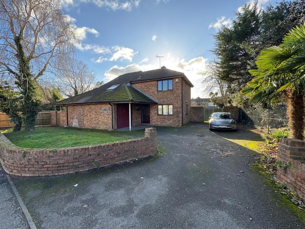 4 bed Detached for rent in Queenborough. From George Webb Finn LLP - Sittingbourne 4 bed Detached for rent in Queenborough. From George Webb Finn LLP - Sittingbourne